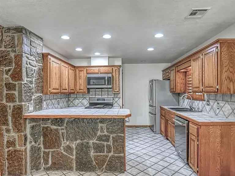 3609 Hampton Ct — Photo 44