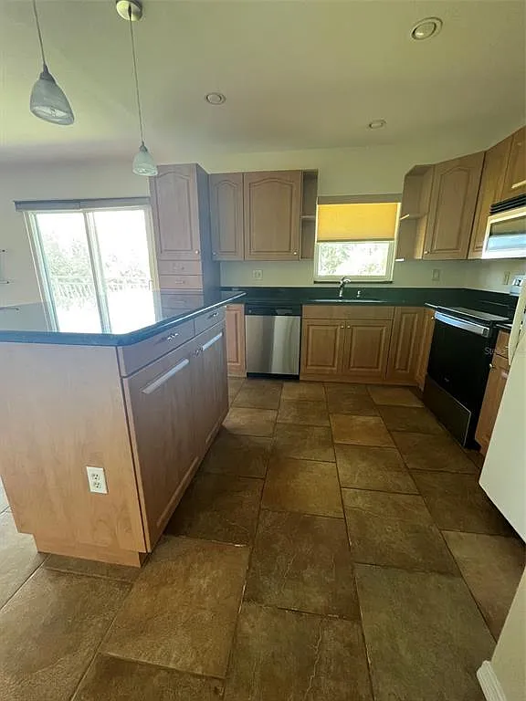 1 bed, 1.0 bath, 827 sqft, $1,700 — Photo 4
