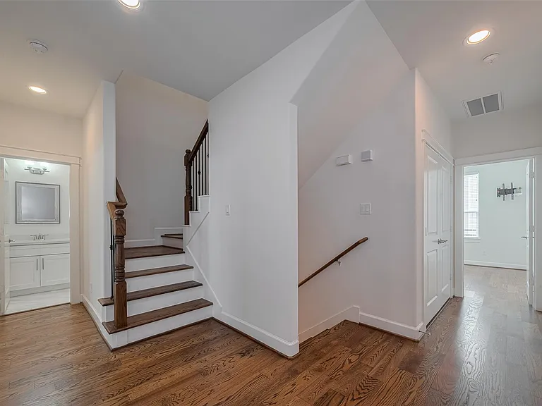 854 W 20th St — Photo 19