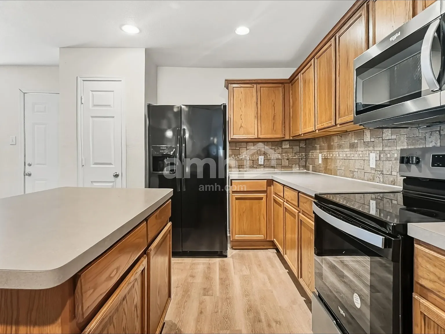 3 bed, 2.0 bath, 2440 sqft, $2,275 — Photo 3