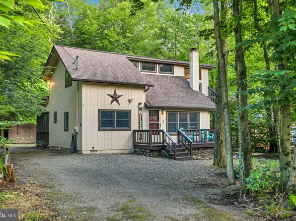 150 Wyalusing Dr, Pocono Lake, PA 18347