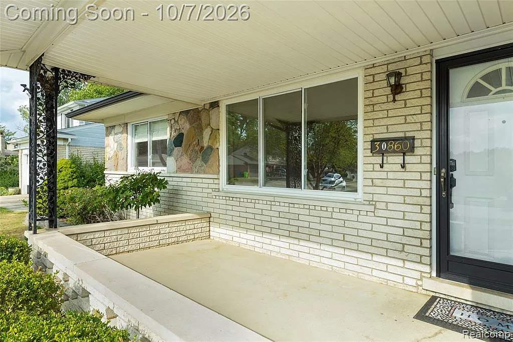 3 bed, 2.0 bath, 1618 sqft, $2,400 — Photo 2