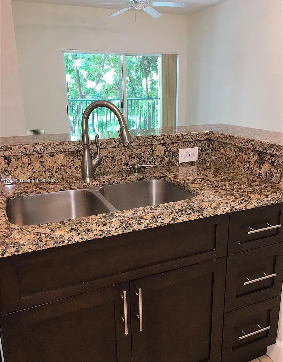 Valencia Condo — Photo 3
