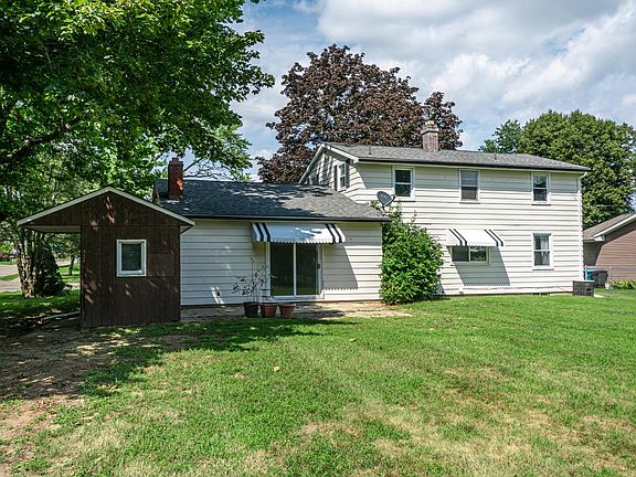 3rd image of 102 Lincolnwood Dr