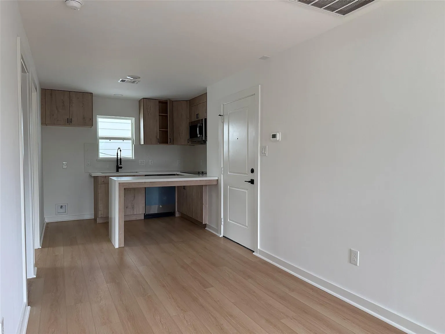 2 bed, 1.0 bath, 2000 sqft, $1,395 — Photo 2