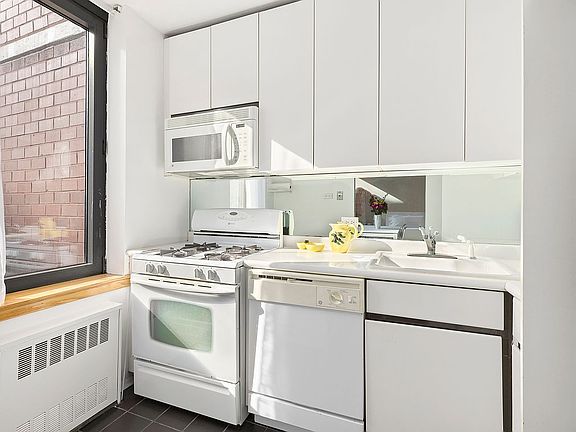 3rd image of 250 W 89th St APT 3N