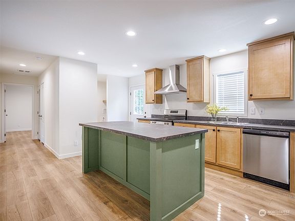3rd image of 80 E Soundview Drive