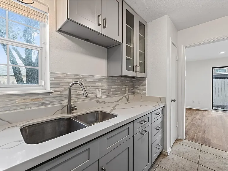 500 N Post Oak Ln — Photo 15