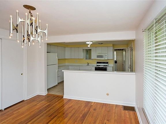 5th image of 2206 Fawcett Ave