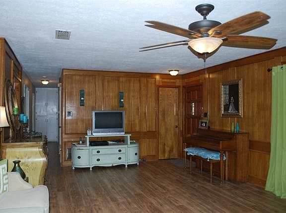 5th image of 601 Akin Ave