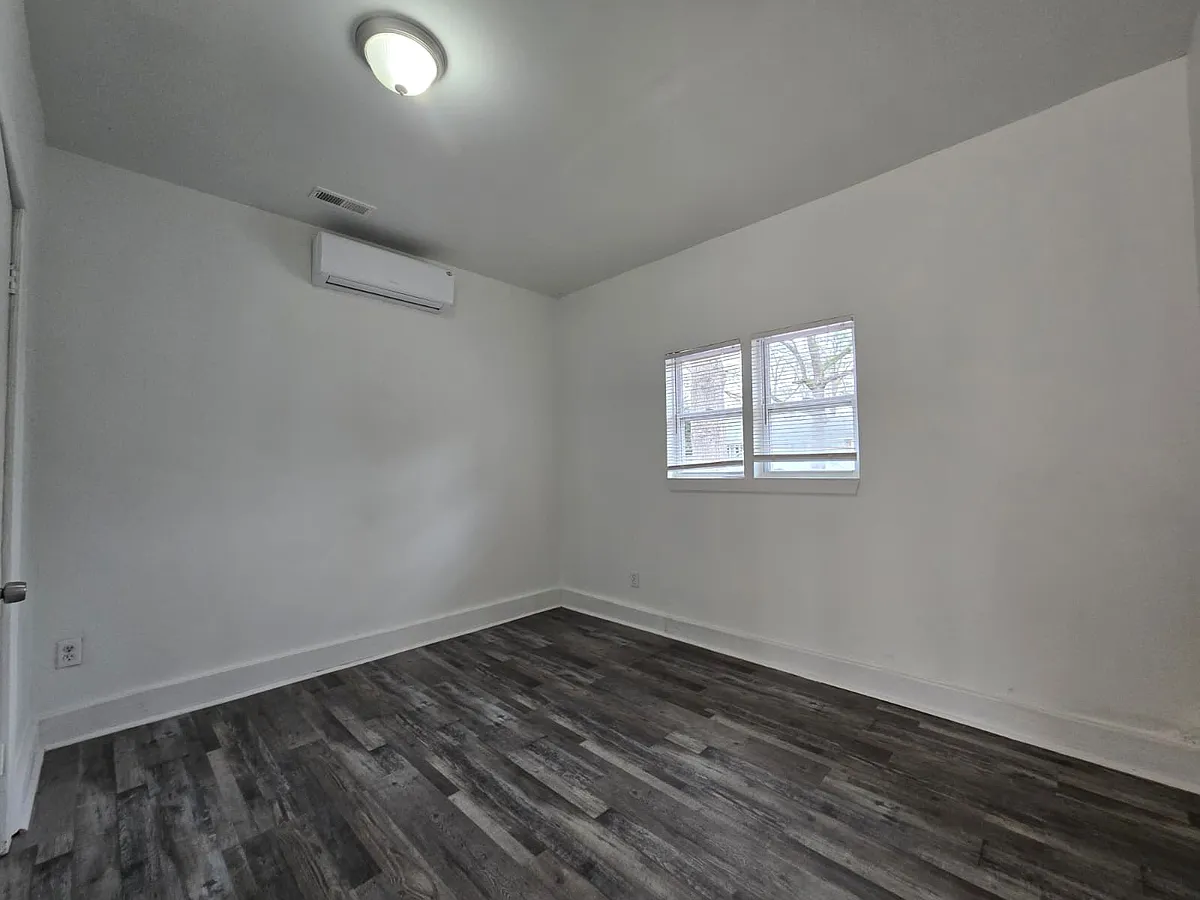 Building Photo - 550 Roxbury Dr #1