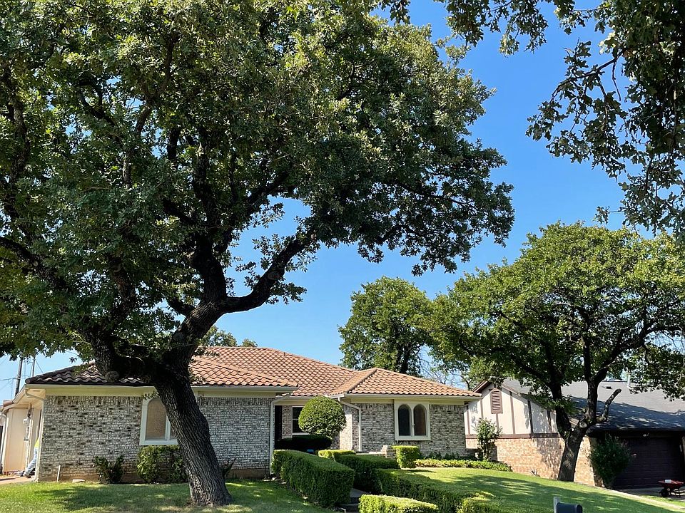 401 Stonehenge Dr, Hurst 76054. Corner of Stonehenge Dr. & Norwood Dr. Across street from Chisholm Park. HEB school district. Extremely clean and comfortable home. Summertime photo. June 2022