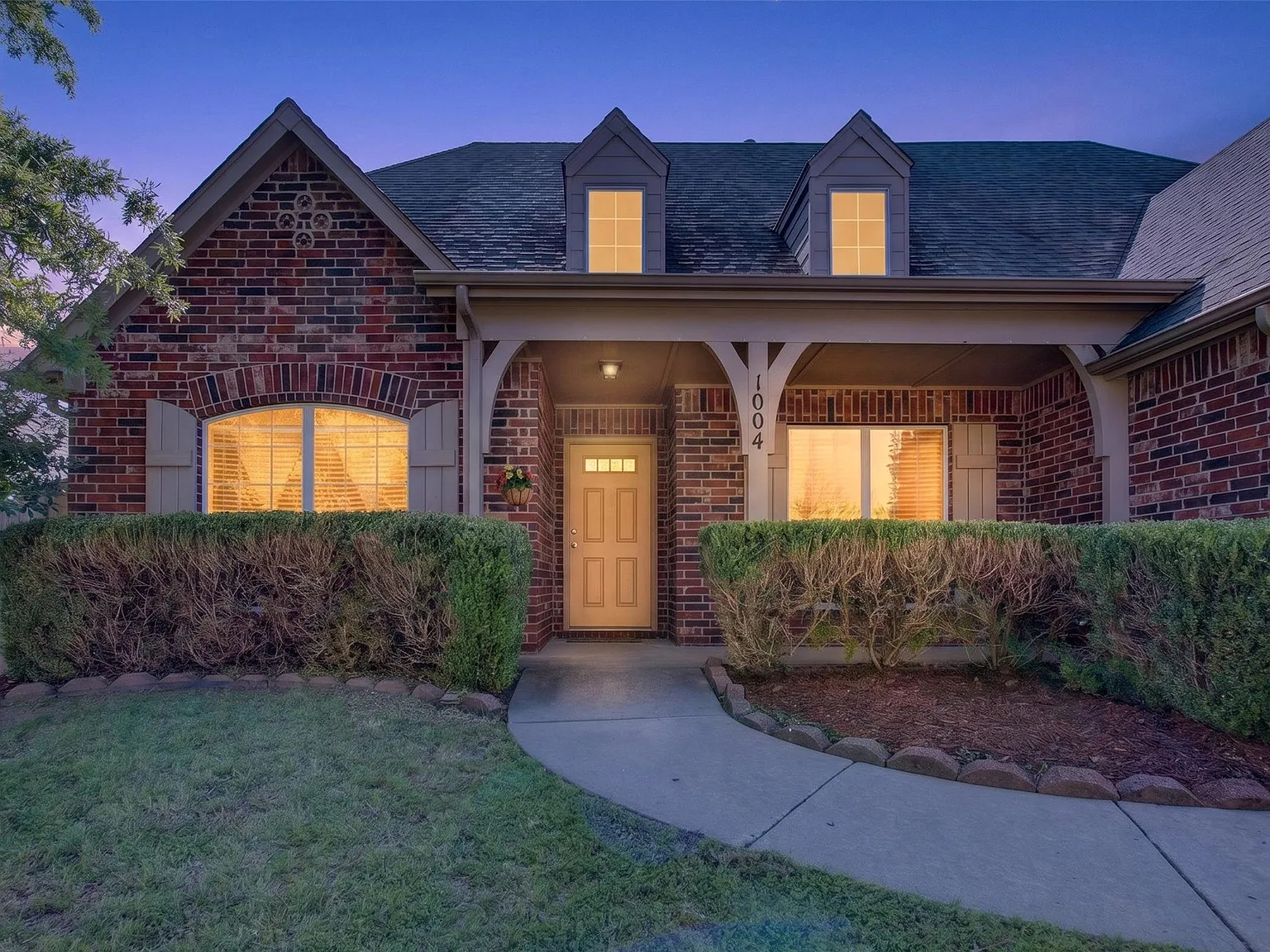 5 bed, 3.0 bath, 3178 sqft, $2,850 — Photo 2