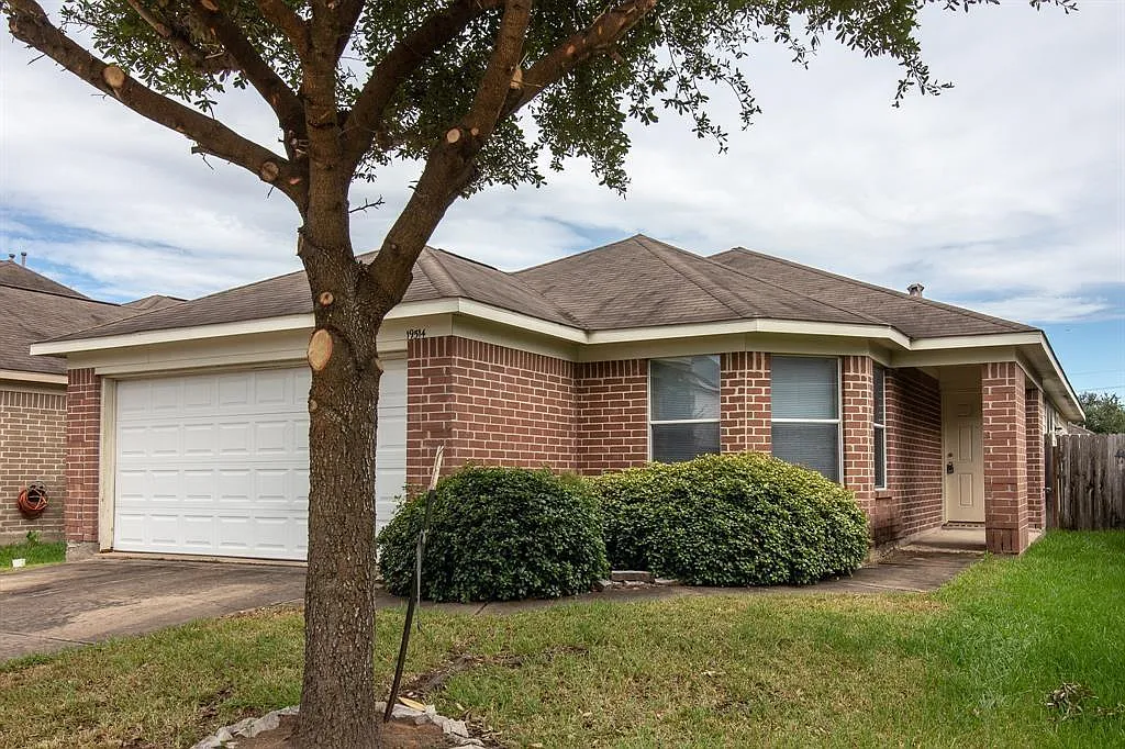 3 bed, 2.0 bath, 1807 sqft, $1,900 — Photo 1