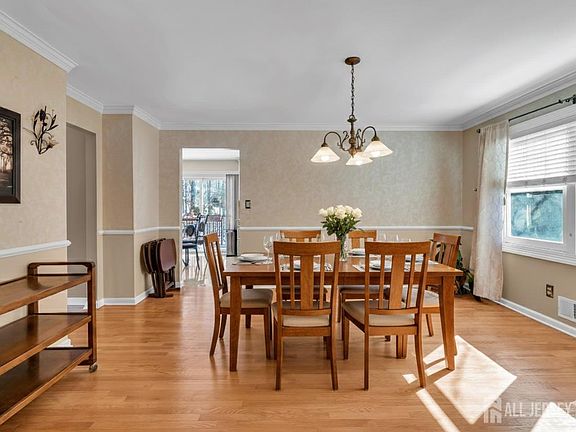 4th image of 15 Walnut Ct