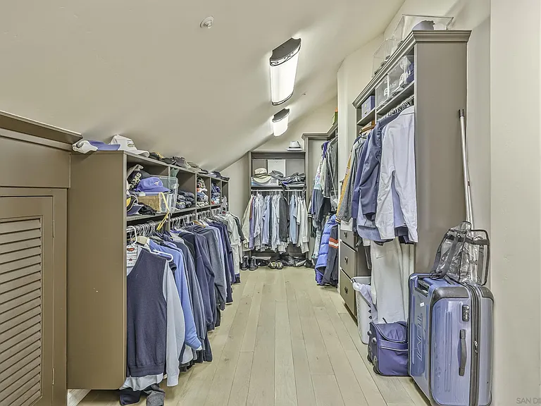 Walk-in Closet