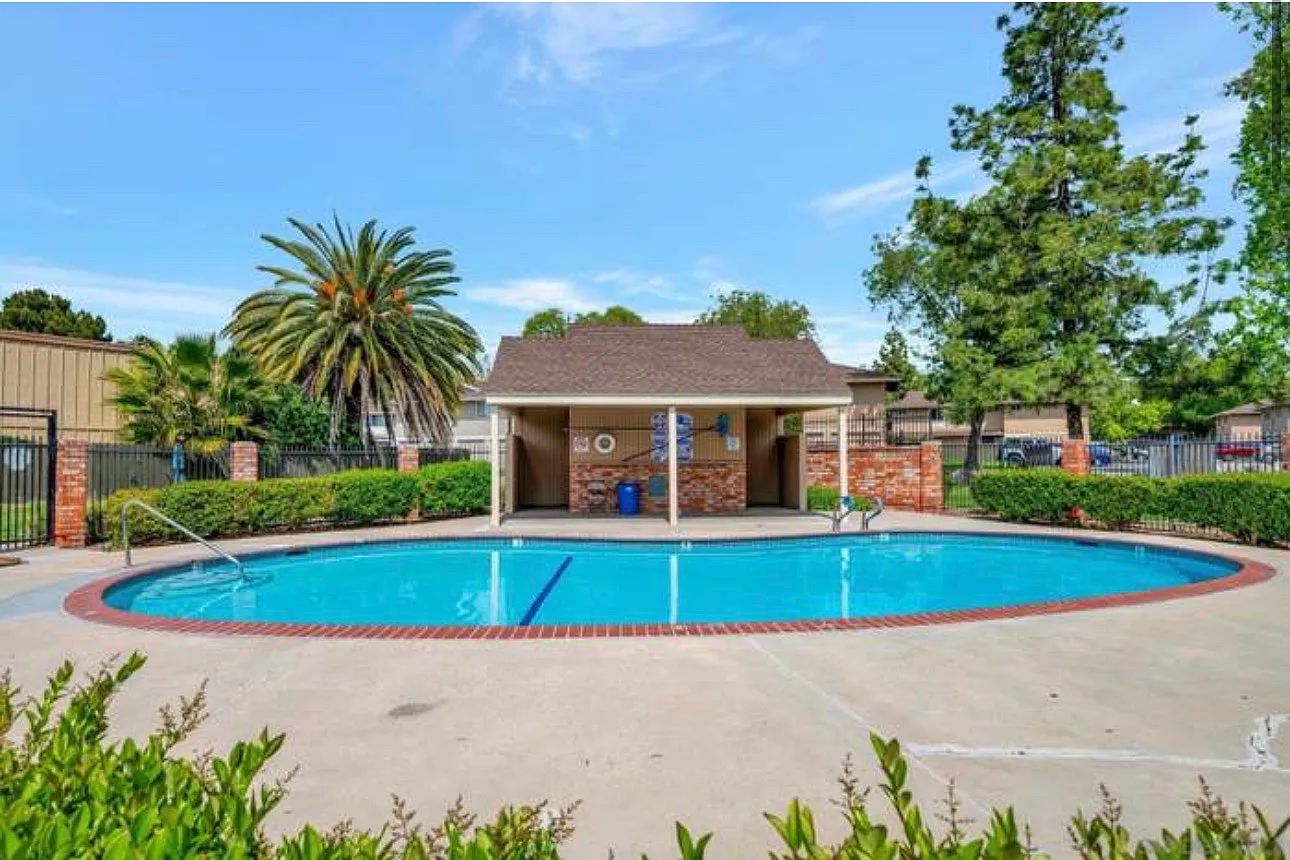 2 bed, 882 sqft, $2,900 — Photo 4