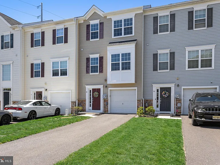 8 Iron Gate Rd — Photo 2