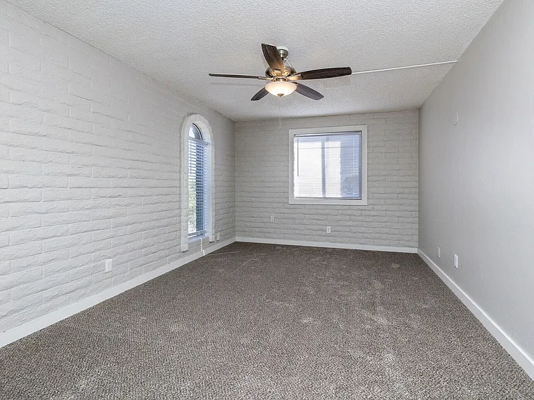 Waters Edge Apartments — Photo 9