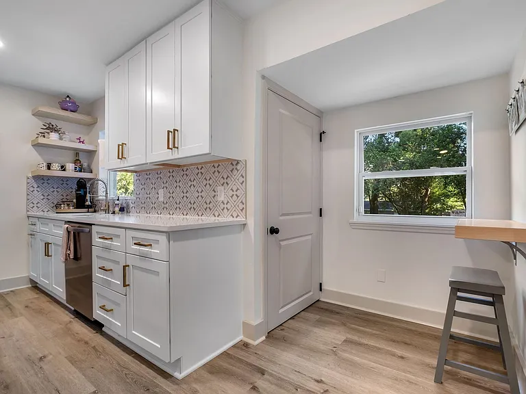 2412 Surrey St — Photo 9