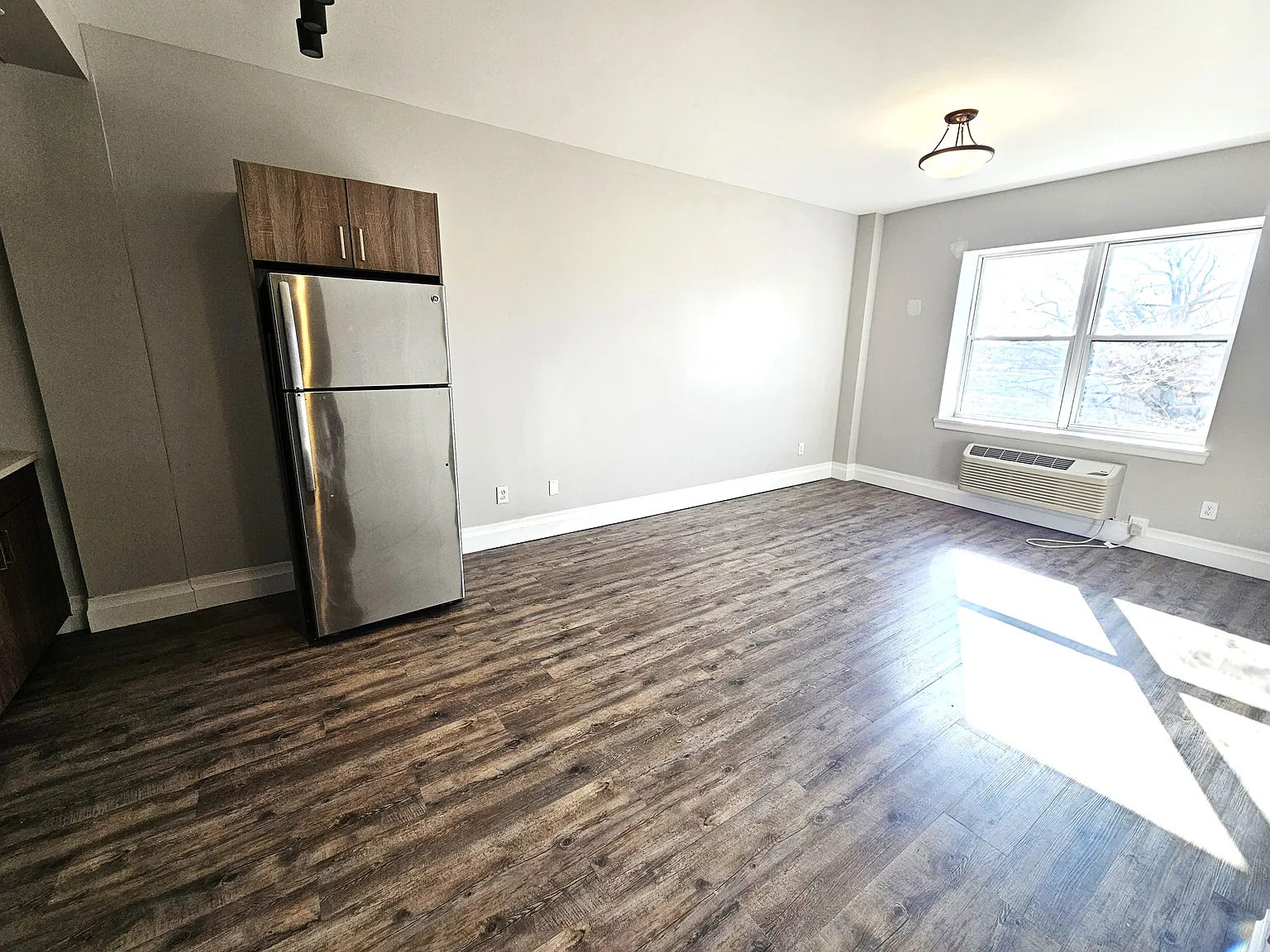 100 Grove St — Photo 3