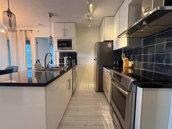 689 Abbott St #1002, Vancouver, BC V6B 0J2