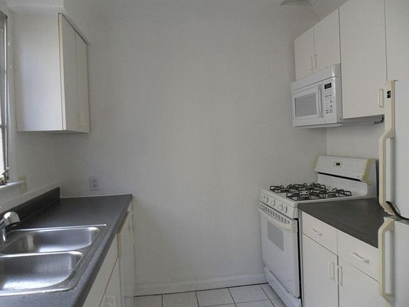 3rd image of 1421 S Beverly Dr