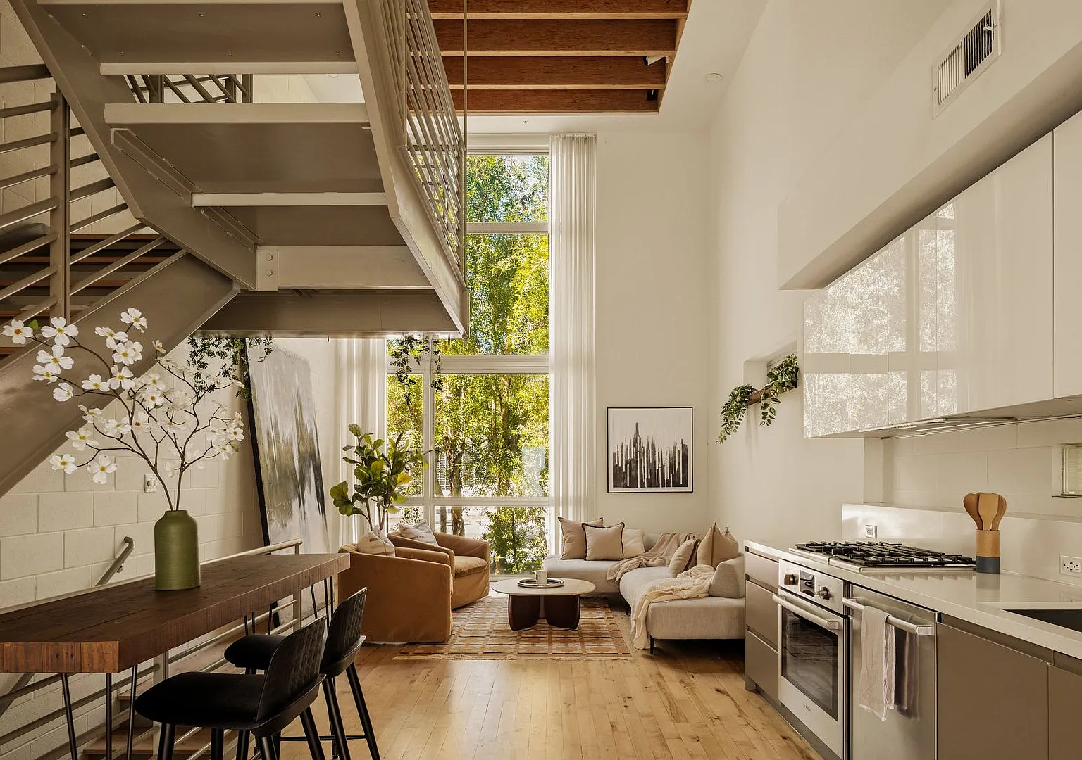 Modern Architectural Loft in the Hollywood Hills — Photo 2