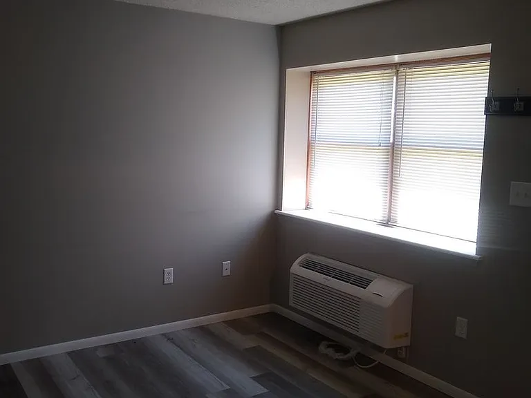 311 S Grand Ave — Photo 3