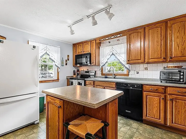 187 Riverview St — Photo 12