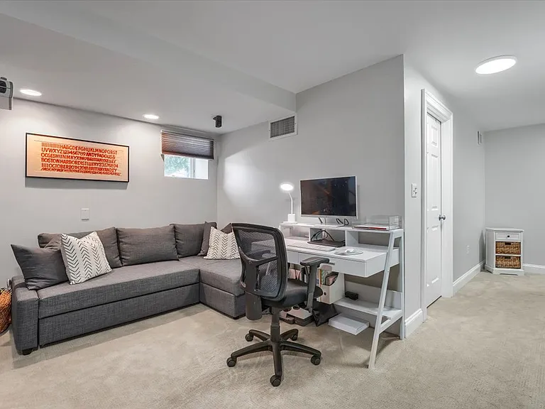 18 Claymont Ter #18 — Photo 24