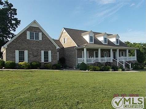 3rd image of 104 Handschug Ln