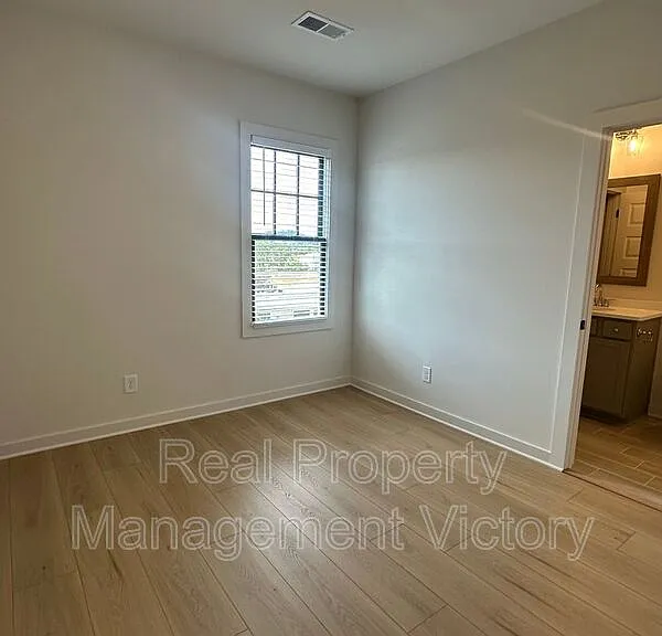 1108 Windsor Sq — Photo 14