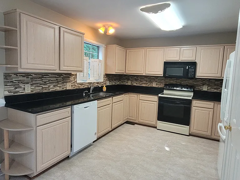 67 Berkshire Dr — Photo 6