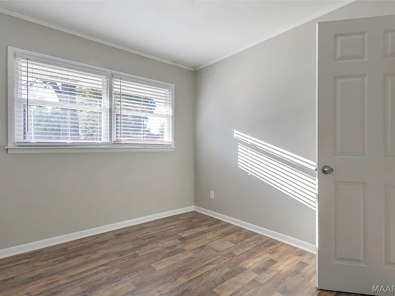 221 Moncrief St — Photo 12