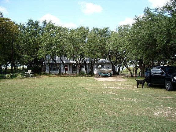 2nd image of 400 Bluebonnet Ln