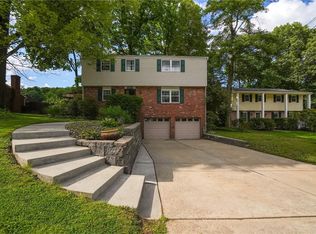 1520 Woodstream Dr, Glenshaw, PA 15116
