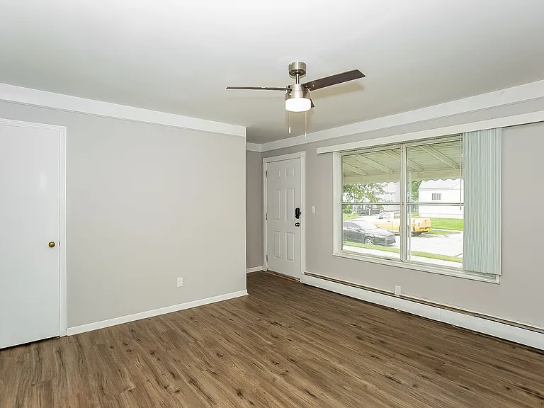 614184_020_living_room_13139090.jpg