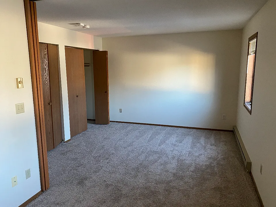 looking into Living/Bedroom from the kitchen