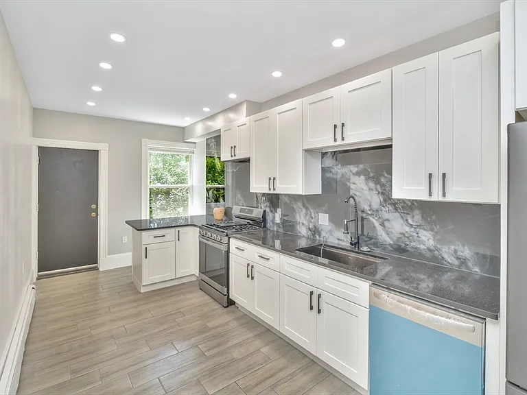9 Ruthven St #2 — Photo 1