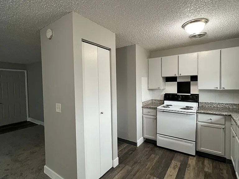 Surrey Square Apartments — Photo 38