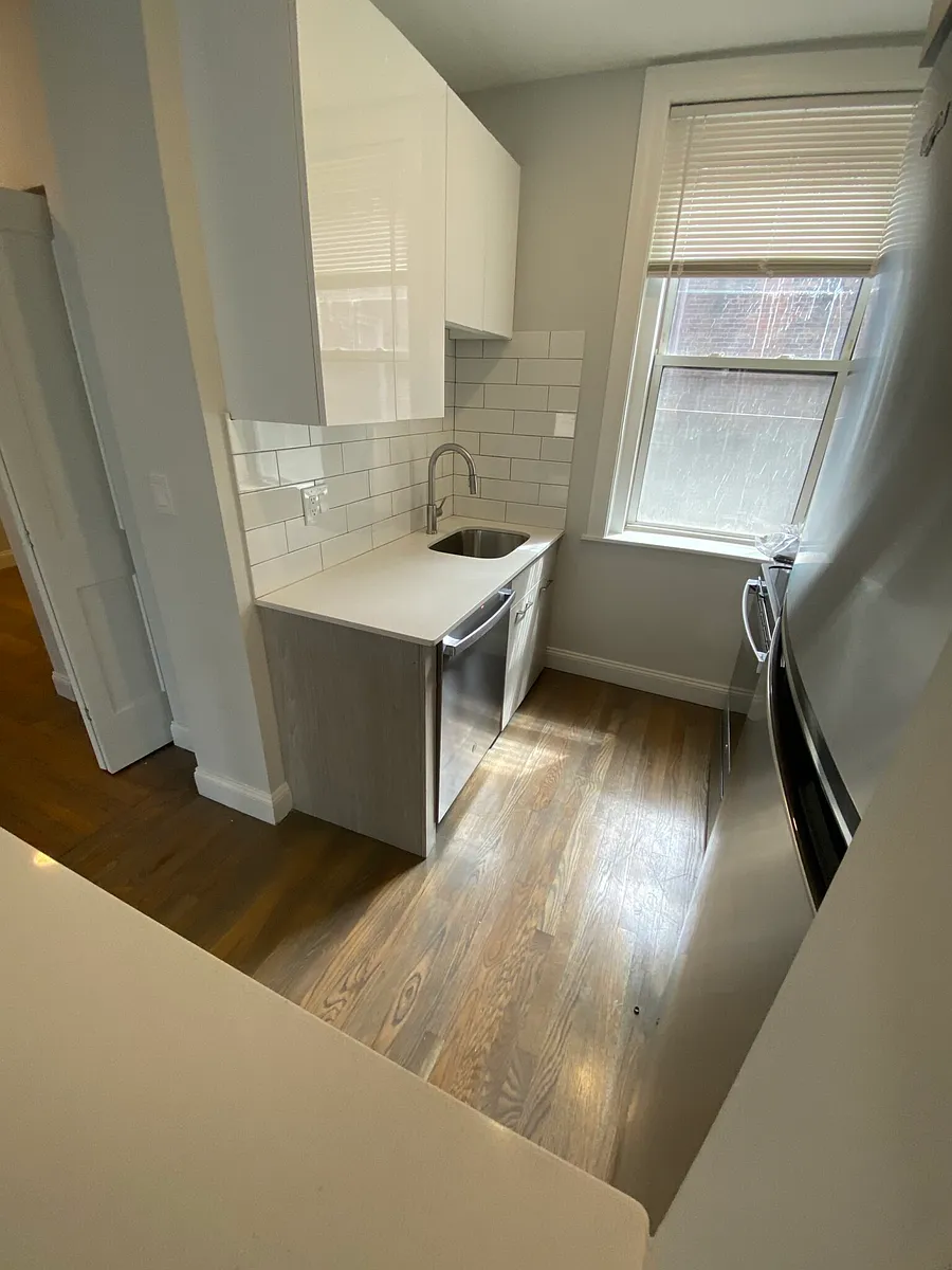 Building Photo - 32 Queensberry St #9