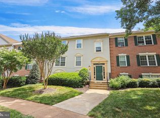 12109 Greenway Ct APT 201, Fairfax, VA 22033