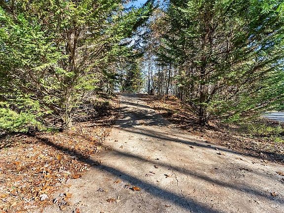 5th image of 305 Mountain Brook Rd