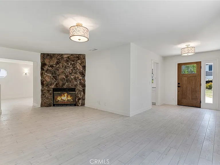 221 Acacia Ln — Photo 12