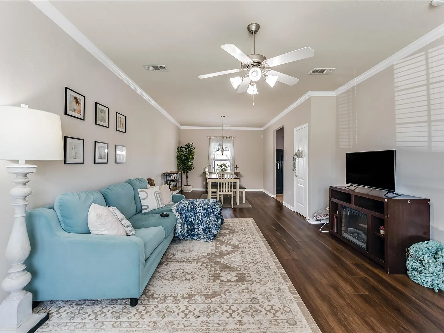 3 bed, 2.5 bath, 2101 sqft, $2,450 — Photo 3