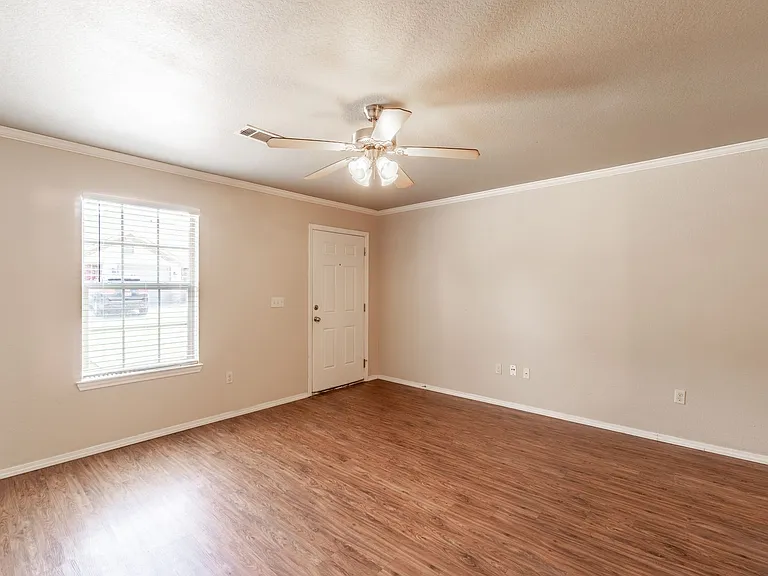 2763 Oakview Rd — Photo 3
