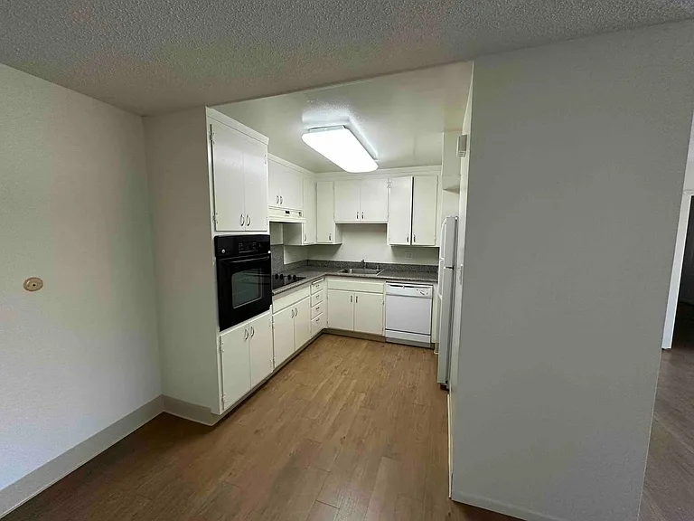 2819 Derby St — Photo 7