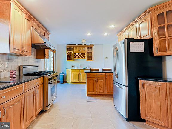 5th image of 2317 Smiths Ln