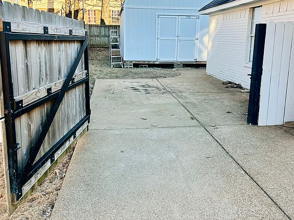 3rd image of 220 Lakewood Dr